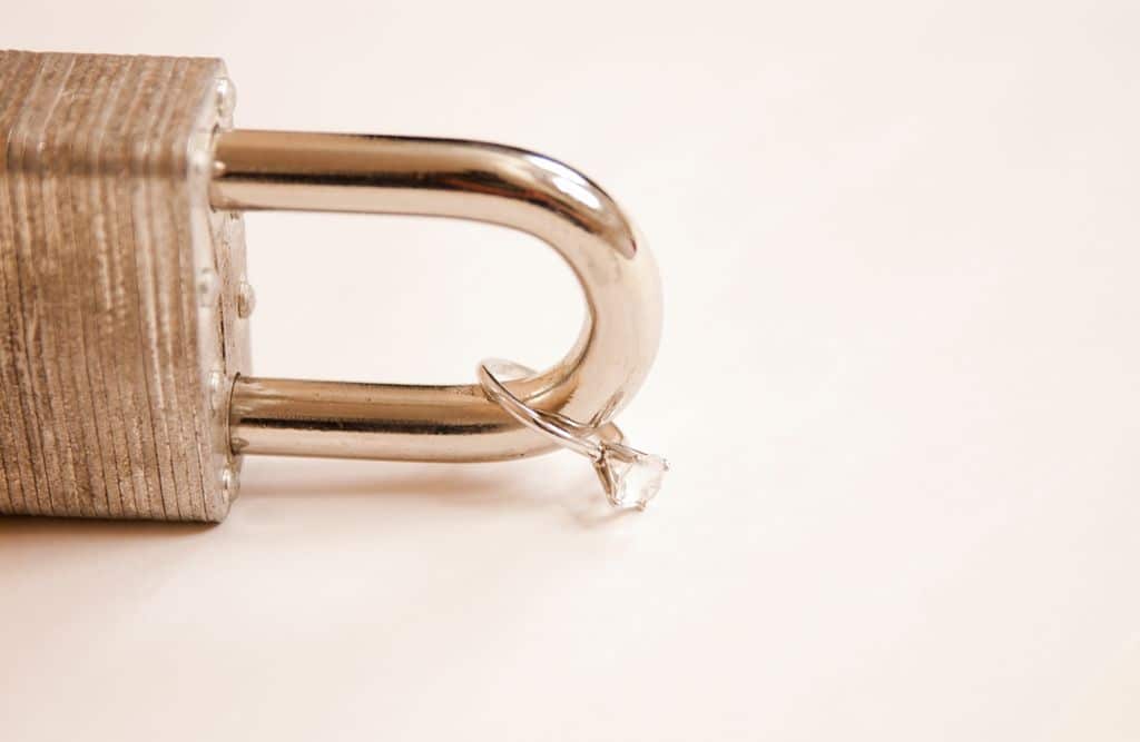 Cerradura de seguridad para proteger joyas y objetos de valor durante vacaciones o viajes.